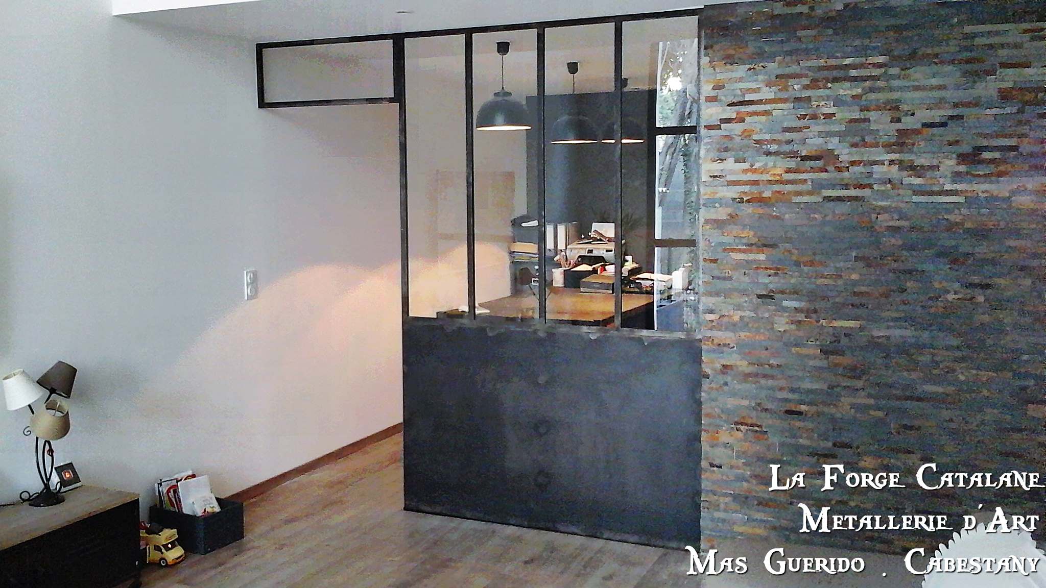 verriere fixe ouverture passage cuisine clair fer soubassement forge catalane.jpg